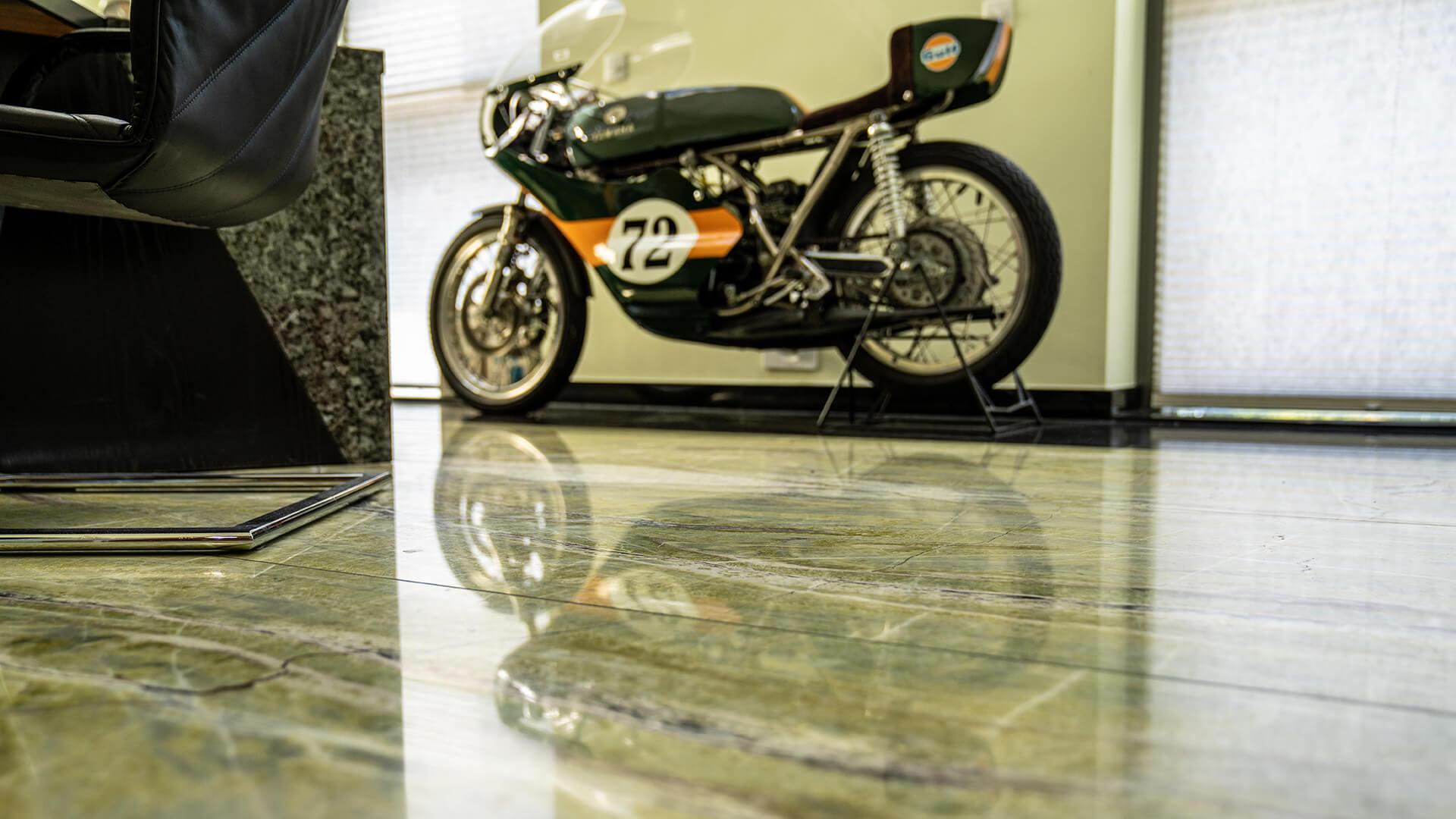 Polierter Marmorboden in einem Ausstellungsraum mit Oldtimer-Motorrad – Naturstein für Gewerbeflächen